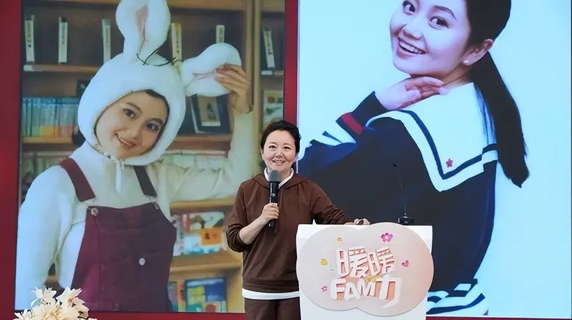 她是上海知名主持,弟弟是大导演,为照顾父母,如今全家住养老院