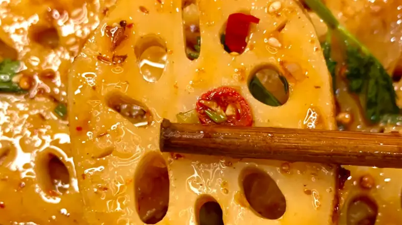 水乡鲜藕巧制凉拌小菜,清脆滋味点亮夏日餐桌