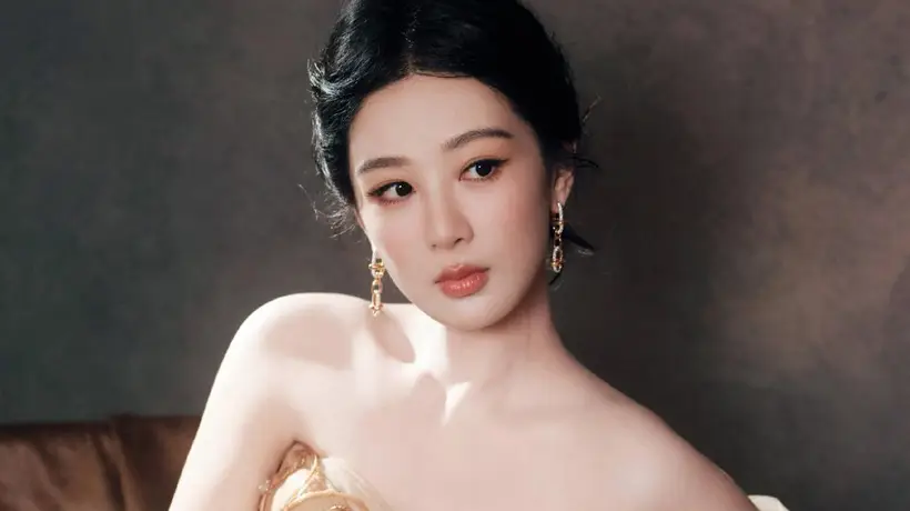 杨紫穿鎏金闪钻礼裙光彩照人 盘发造型优雅温婉气质佳