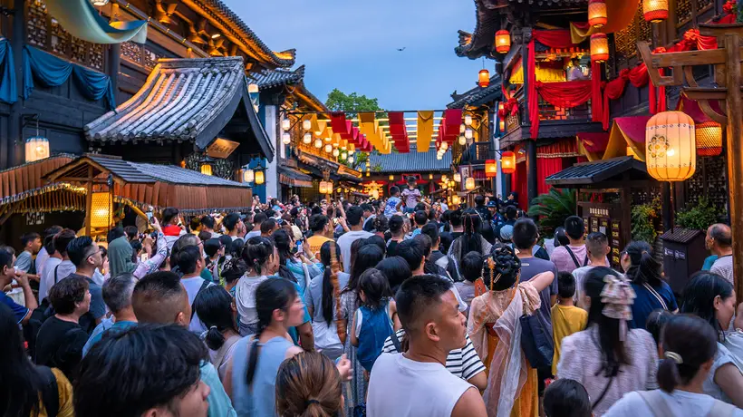 “莫离无忧沉浸游”太好玩了!象山影视城夜游首日爆火,景区内人山人海