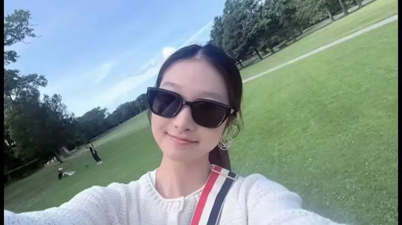 马伊琍俩女儿近照,爱马优雅漂亮长相随爸,妹妹变拽姐身高抢镜