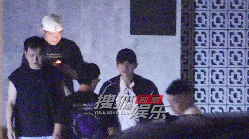 邓超深夜火锅局畅聊至凌晨 饭后拥抱好友不舍道别