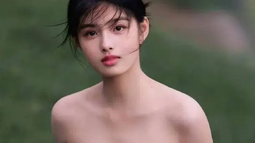 《雀骨》艾米灵动表演太惊艳!她写真身材曼妙性感撩人