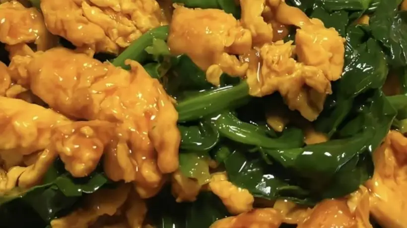 菠菜炒鸡蛋:翠绿金黄有营养