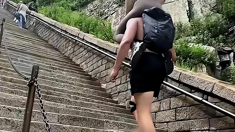 泰山陪爬踩坑多!牵手要加钱、公主抱得另付费,网红视频多是摆拍剧本,拼团、甩锅、拉黑纠纷不断