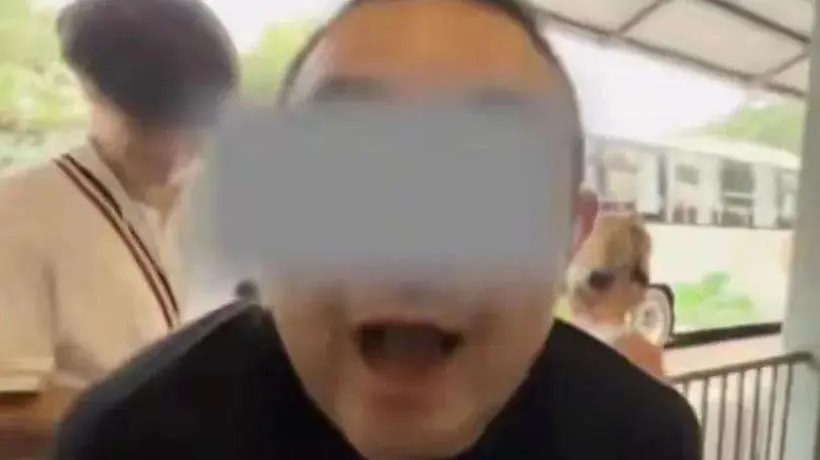 三十秒插队违规辱骂游客 北京A级景区联动拉黑涉事导游 刷脸就报警难再从业