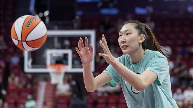 WNBA常规赛收官战：韩旭首节11分带动纽约自由人客场胜火花，赛场精彩表现引观众热议