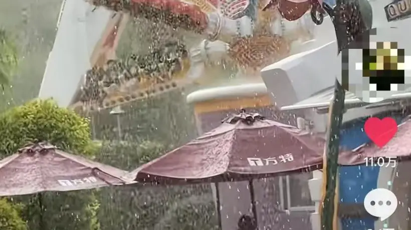 山西大同方特一360度旋转项目运行中遇暴雨,客服:以自动模式完成流程,游客安全