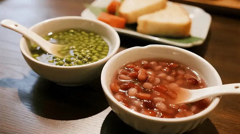 绿豆汤的颜色是红是绿？吵翻多年的汤色，根本不是南北口味之争
