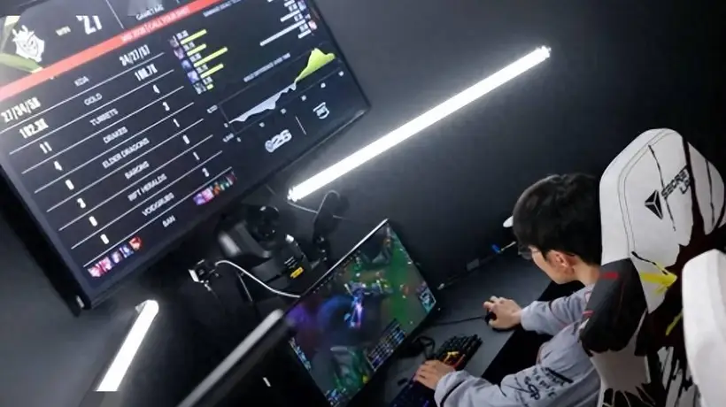 T1被淘汰后，Faker光速回休息室独自复盘，G2的AD和漂亮女友庆祝