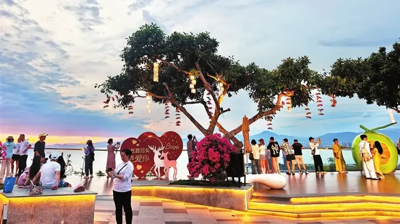 三亚:夏日文旅热度攀升 景区美景引客来