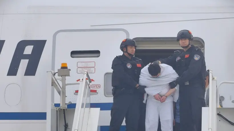 中美合作遣返绑架杀人案嫌疑人刘某文抵京