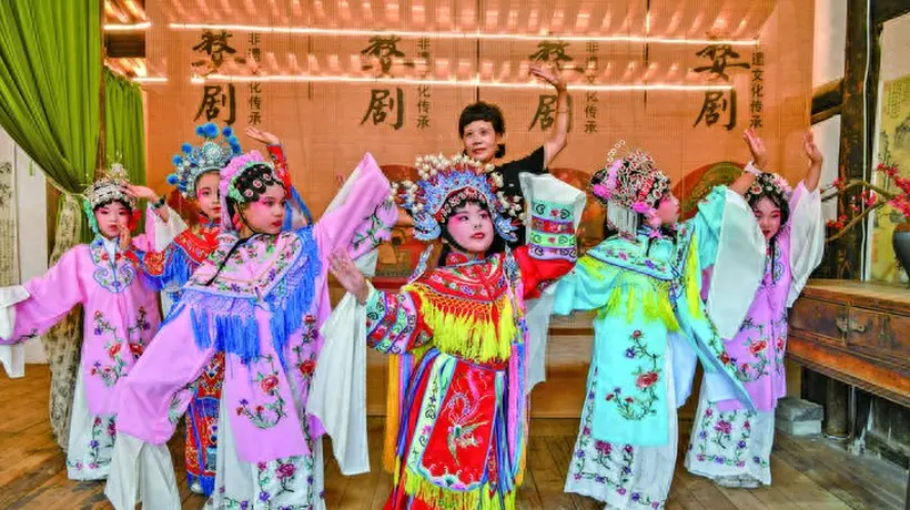 小戏迷在婺剧特色村体验沉浸式研学