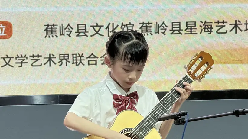 星海音乐学院“艺术乡见”侯东蕾弦乐公益班成果展演在蕉岭开展 少年公益弦乐秀引市民家长共赏