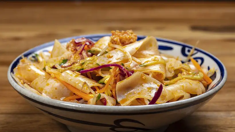 逛商场撞见凉皮变轻食?一碗陕西老味道咋就成了28块的精致款,身边好多老食客都嘀咕看不懂啦