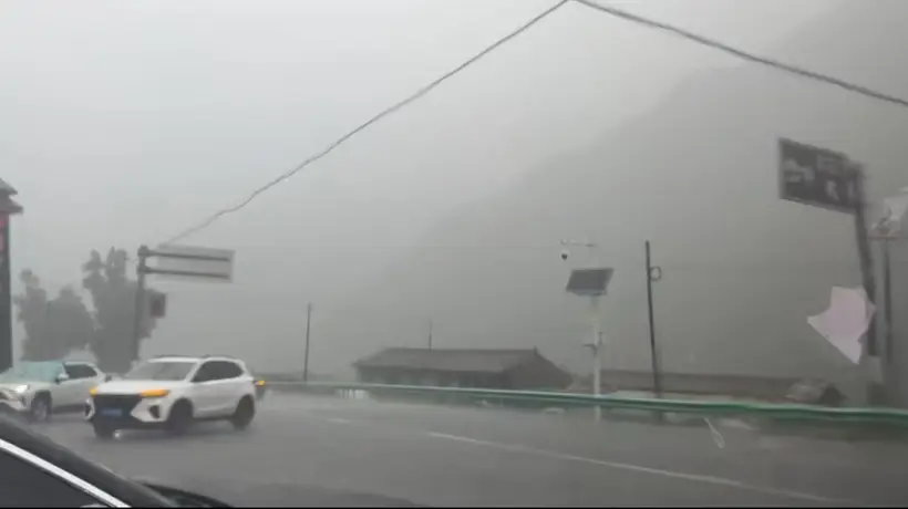 景区露营遇突发雨情 一家三口亲历山洪险况 现场见证水势涨势惊人 从车天窗脱险获救