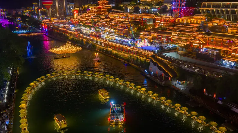 湖北宣恩贡水河夜游启幕 市民游客漫步乘筏共赴夏夜精彩体验