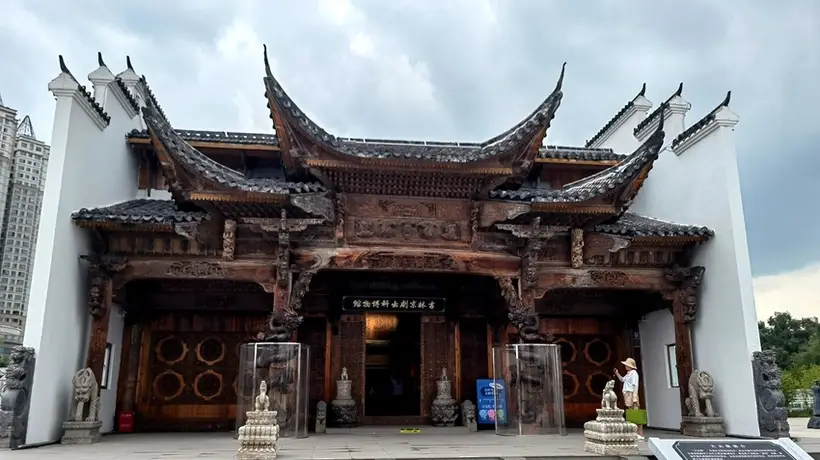松花江畔逛馆新玩法 免费京剧妆造浪木体验任你玩