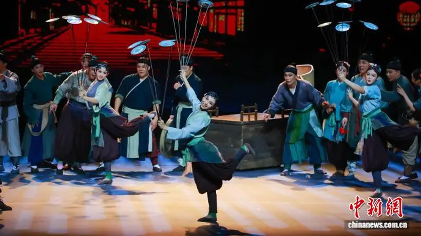 第十三届全国杂技展演启幕 南宁观众沉浸式体验杂技剧《西湖传说·白蛇》焕新演绎的千年仙话