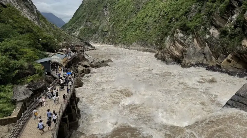 香格里拉虎跳峡景区已启动全域安全排查 落石区域不在开放游览区 观众可安心游玩体验