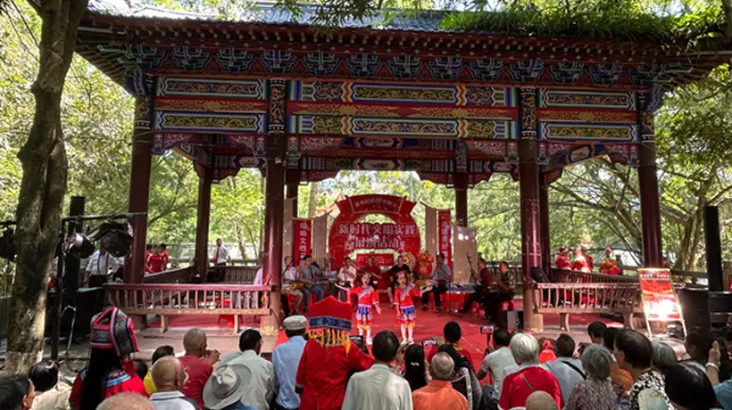 德保百姓聚芳山公园 好戏连台加互动问答 移风易俗记心间
