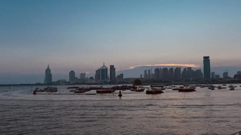 登船夜游青岛湾 与百年栈桥干杯解锁夏夜专属海上体验