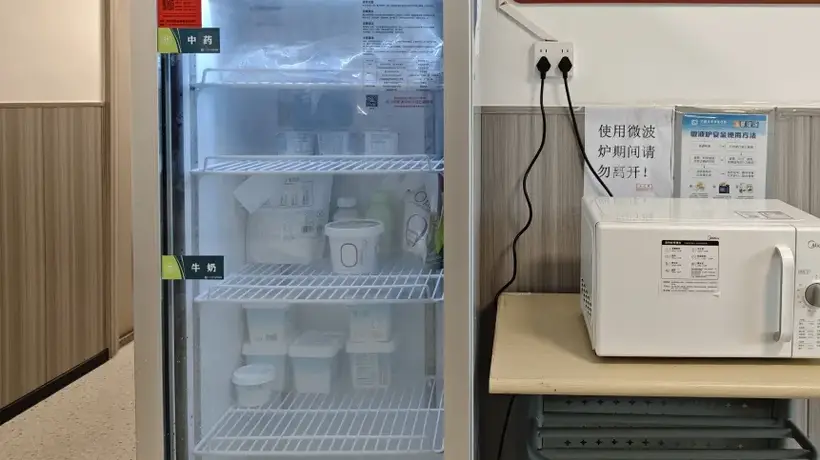 学生公寓共享冰箱多元登场:药箱保鲜两不误,校园生活添暖意