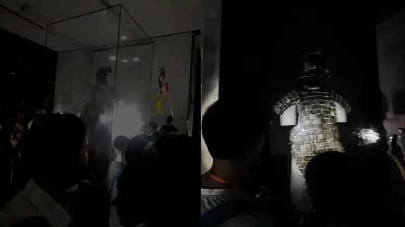 西安兵马俑遇突发停电 游客举手机手电筒观展 这场意外体验引热议