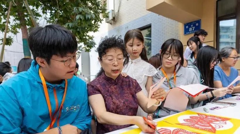 八月五日香港青少年赴乌市社区 与当地伙伴共赴文化体验活动