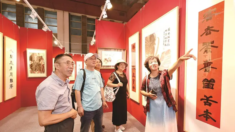 在家门口逛多元艺术展!第三届包头艺博会启幕 市民沉浸式感受文化碰撞魅力