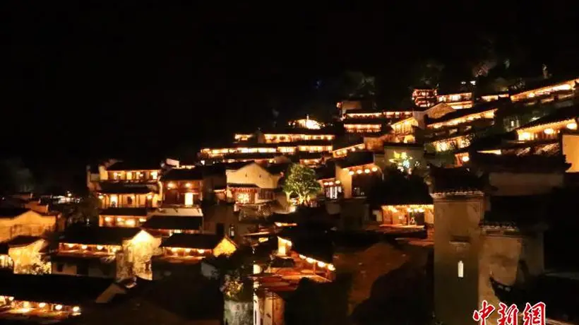 篁岭非遗夜启新境 多元灯彩伴游客共赴古村夏夜