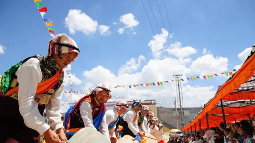 盛夏热贡六月会开跳 中外游客沉浸式参与高原千年民俗狂欢