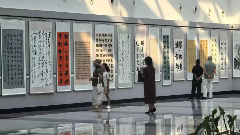 湖北咸安近百幅廉政书画展启幕 观众在笔墨丹青中感受清风廉韵洗礼