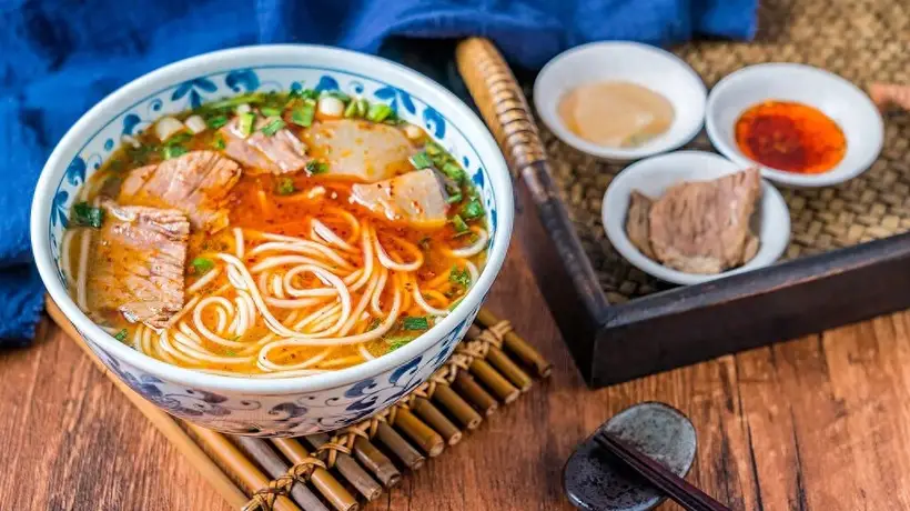 青海拉面店主主动换门头 借地创业换本土美食名片走新路子