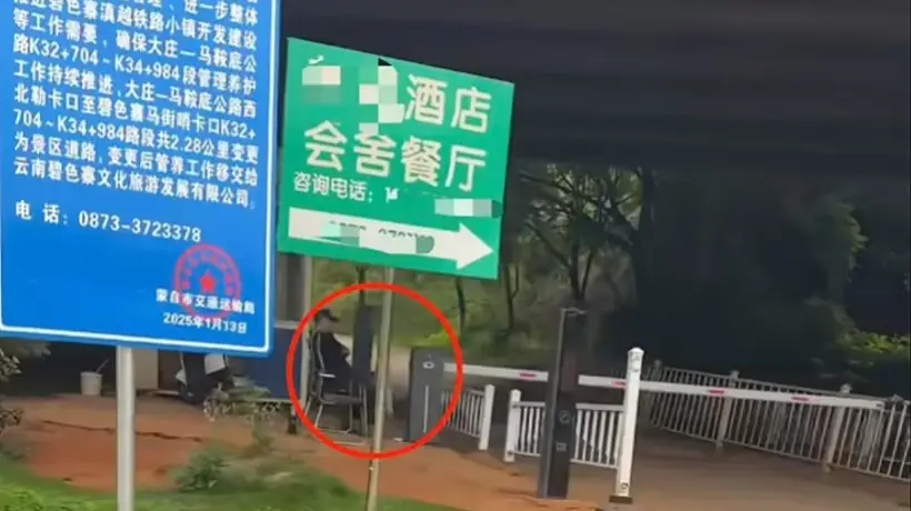 云南碧色寨接驳车收费引热议 游客可步行进出景区无需掏30元