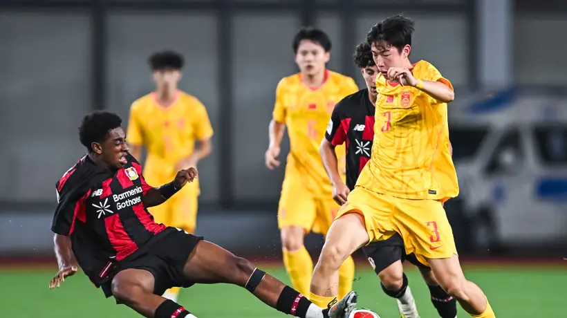 U17国足小组赛三战全胜晋级半决赛,定位球攻势成全场焦点,观赛球迷直呼过瘾
