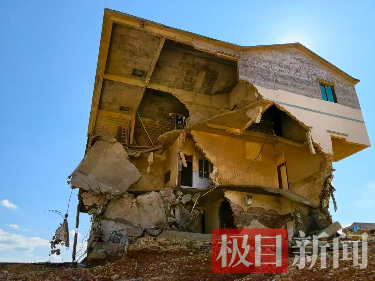 探访六蓝水库缺口处最近村庄：有房子被冲得连地基都不剩，村民称家中数万元现金不知所终
