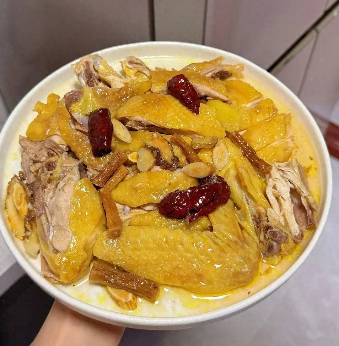 广东本地人说这是蒸鸡最好吃的做法，皮滑肉嫩超多汁