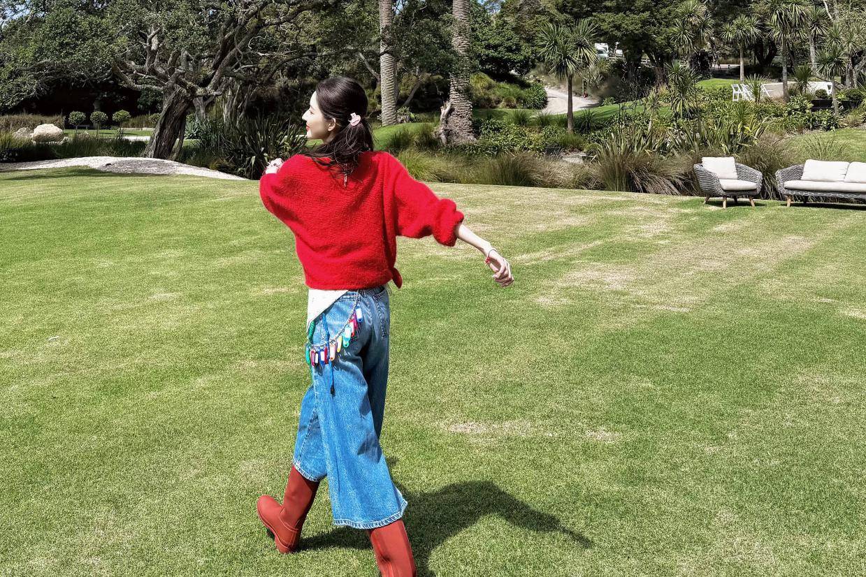 王玉雯穿红色上衣搭配牛仔裤 明快热烈尽显松弛自在