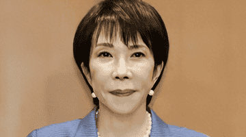 刚和特朗普争吵,高市来冲绳演讲,民众当场反对,高市早苗陷两难