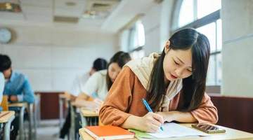 高考志愿填报乱象：一场300亿的"信息焦虑"收割战