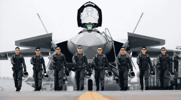 央视官宣！中国又一支新接装歼20的部队，隐身战机已经变成常规装备