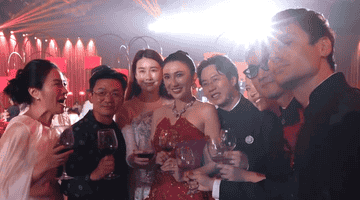 王宝强带女友冯清参加婚礼 身穿白色礼服气质抢镜