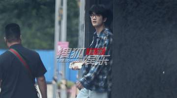 许嵩现身舞室筹备演唱会 清爽格子衬衫少年感十足
