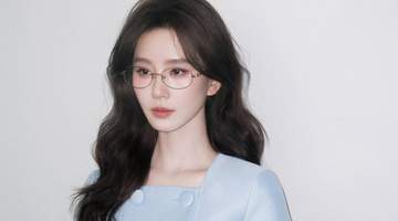 刘诗诗戴眼镜化身高知女神 蓝裙造型优雅温柔