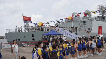 战舰列香江 赤心向家国——海军舰艇编队位香港举行舰艇开放活动见闻