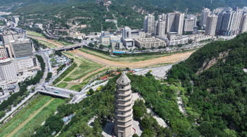 国际友人在革命圣地延安“重走斯诺路”