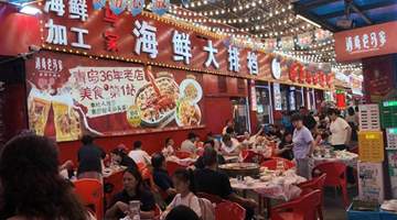 逛市场挑海鲜、街边即刻加工!海鲜大排档夏夜人气爆棚