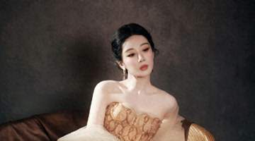 杨紫 春夏高定|白玉兰视后首场亮相,鎏金纱裙尽显温婉雅致