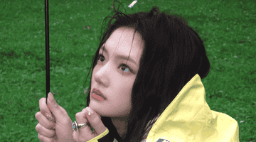 雨衣时尚风潮:欧阳娜娜任敏等明星演绎防水潮流穿搭